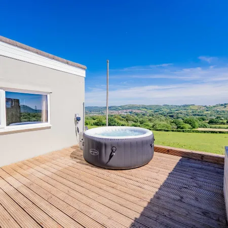 Cottage Retreat w/Hot Tub & Countryside Views