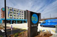 Tru by Hilton Manchester Downtown - موقف سيارات