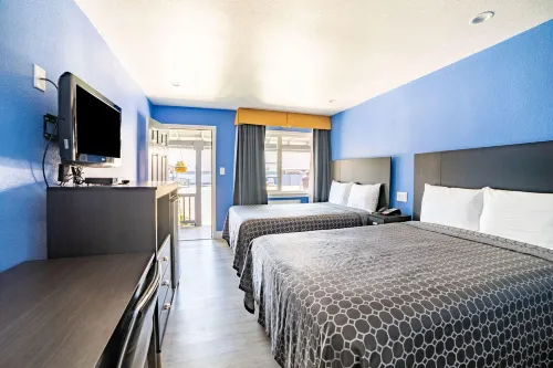 The Monterey Fireplace Inn - Parking