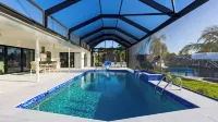 Latitude 26° Luxury Retreat by Avantstay Waterfall Pool + Private Dock - WiFi