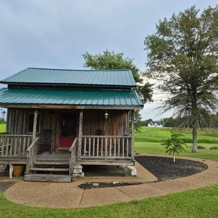 Cozy Cabin Near Nashville, TN ~ Surrounded By Beautiful Farmland