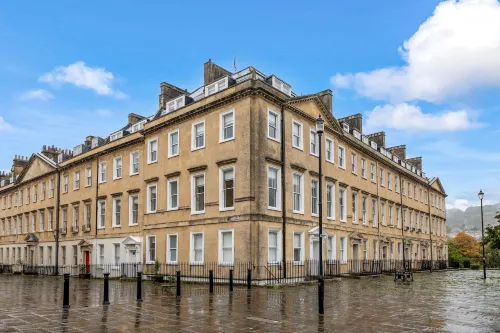 Bright & Spacious 1BR in Bath’s Centre - VAT Q - 2-Star