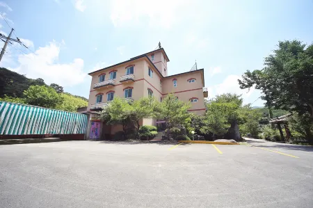 Gurye Purunsol Отели рядом с достопримечательностью «Gurye Sansuyu Village»