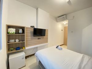 Simply Studio Room Semi Apartment at the Lodge Paskal Near Binus University