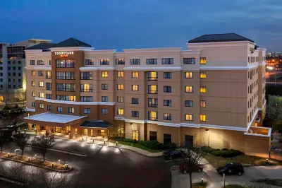 Courtyard Newark Elizabeth Hotels near TUMI Outlet Store - The Mills at Jersey Gardens