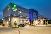 Holiday Inn Express & Suites Denton South فنادق في Denton County