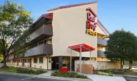Red Roof Plus+ Statesville فنادق في ستيتسفيل