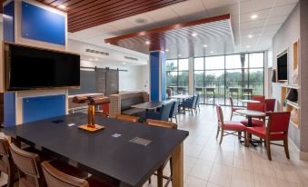 Holiday Inn Express & Suites FT Myers Beach-Sanibel Gateway