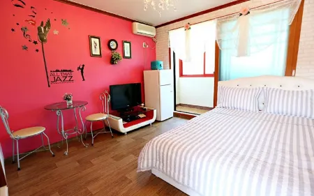 Taean Hill House Pension Отели рядом с достопримечательностью «Kkotji Beach»