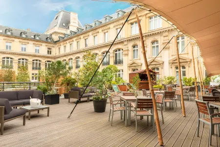 Crowne Plaza Paris République Отели рядом с достопримечательностью «Сад Отель де Сан»