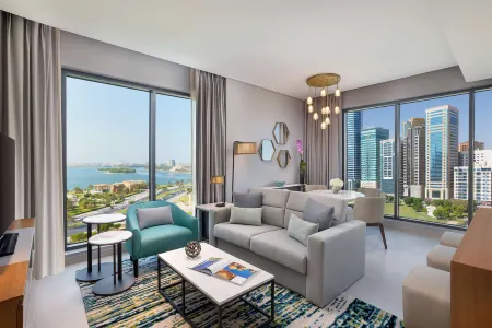 DoubleTree by Hilton Sharjah Waterfront Hotel & Residences Отели рядом с достопримечательностью «Шарджа Экспо Сентр»