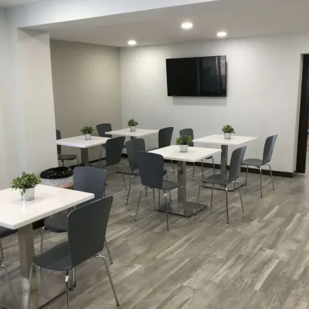 Days Inn & Suites by Wyndham Cincinnati North