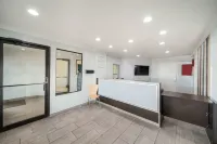 Studio 6 Laredo, TX - North I 35 - parking
