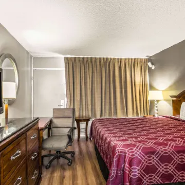 Econo Lodge North Hotels near Fun Station