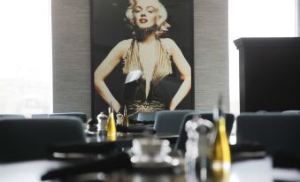 The Rewind West des Moines, Tapestry Collection by Hilton