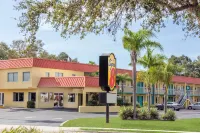 Super 8 by Wyndham Sarasota Near Siesta Key Hôtels à : Sarasota