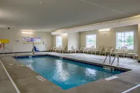 Cobblestone Hotel & Suites - Orrville - Pool