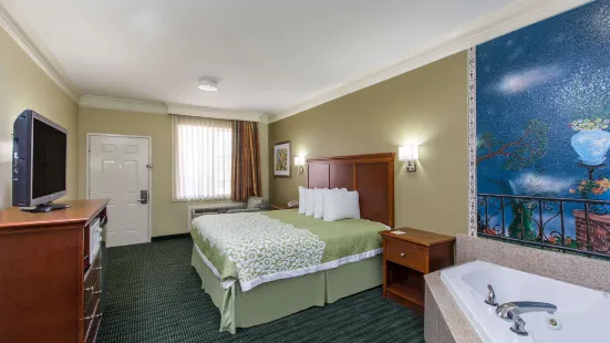 Days Inn & Suites by Wyndham Big Spring