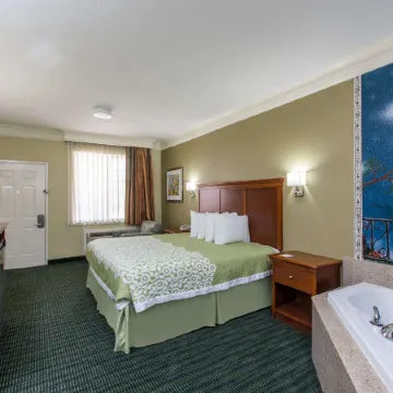 Days Inn & Suites by Wyndham Big Spring