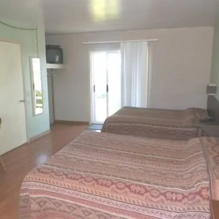 Baybreeze Restaurant and Motel Отели в г. Шарлотт