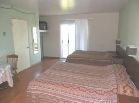 Baybreeze Restaurant and Motel Hotels in 