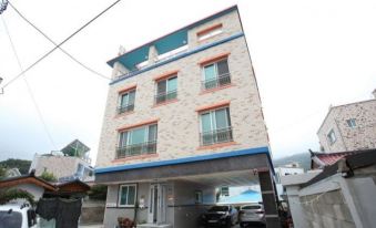 Samcheok Solbada Pension (Right in Front of Yonghwa Beach)