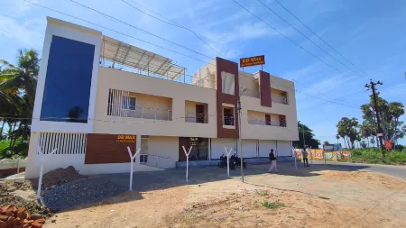 Hotel DB Max Отели рядом с достопримечательностью «Dsit,collage,samayapuram,trichy»