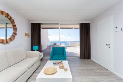 Luxury One-Bedroom Apartment with Ocean View