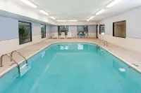 Super 8 by Wyndham Huntington