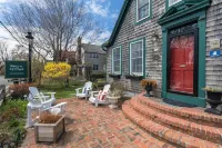 Snug Cottage Hotels near Provincetown Municipal Airport