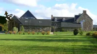 Domaine de Kermodest Hotels in Ploëzal