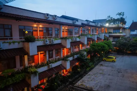 Mutiara Hotel and Convention Отели рядом с достопримечательностью «Trek Lari KONI GOR Pajajaran»