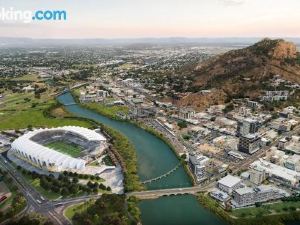 City Stadium Apartment on the Riverfront 38