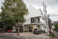 RedDoorz Premium @ Jalan Cengkeh Malang Hôtels à : Lowokwaru