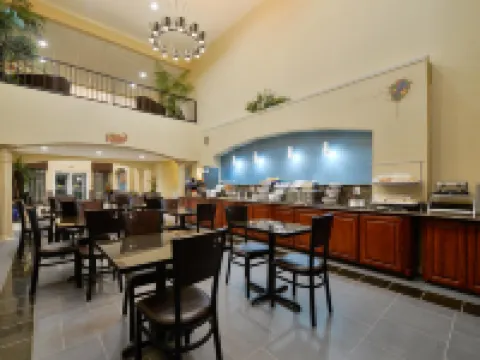 เบสท์เวสเทิร์นพลัส คัตติ้งฮอร์ส อินน์แอนด์สวีทส์ โรงแรมในเวเธอร์ฟอร์ด