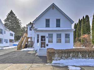 Cozy Getaway - 10 Miles to Mount Wachusett Skiing!