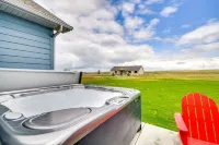 Sleek Red Lodge Home Rental w/ Private Hot Tub! - WiFi