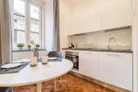 Amazing Studio in the City Center + WiFi 的裡雅斯特省住宿飯店