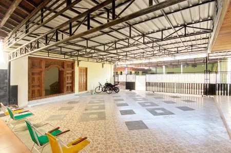 Adipura Guesthouse Syariah Mitra RedDoorz Near Terminal Nganjuk Отели рядом с достопримечательностью «Симпанг Лайма Картохархо»