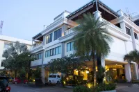 Rattan Inn Hotel Powered by Archipelago Hotel dekat Mitra Plaza