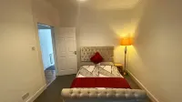 Luxury 2 Bedroom Entire Flat - Self Check in & Check Out Отели в г. 