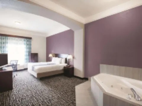 La Quinta Inn & Suites by Wyndham Mansfield TX Hotels in Mansfield