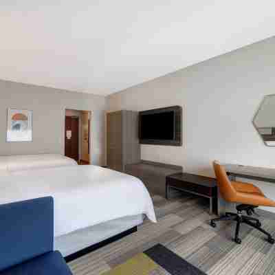 Holiday Inn Express & Suites Glendale Downtown Rooms