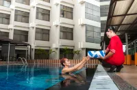 Horison Ultima Makassar - piscine