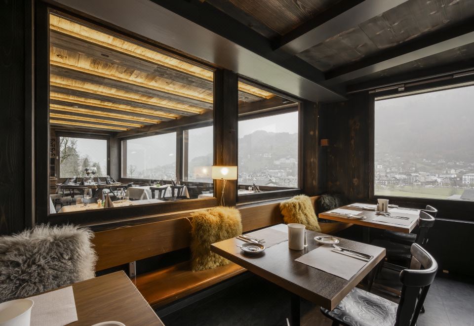 5. Hotel Re..