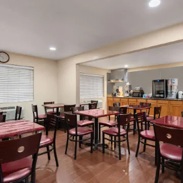 Howard Johnson by Wyndham Williams