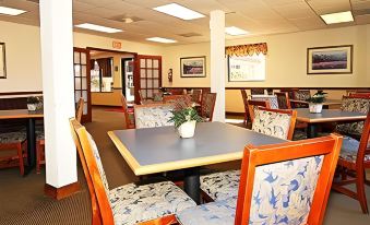 Econo Lodge Inn & Suites at Fort Moore