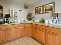 Super 8 by Wyndham Burlington NC - Parkplatz