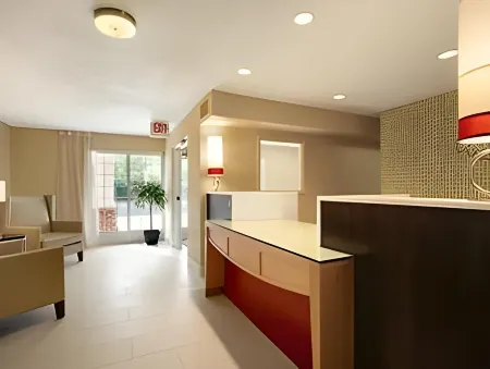 MainStay Suites Raleigh - Cary Отели рядом с достопримечательностью «Уэйк Крисчен Академи»