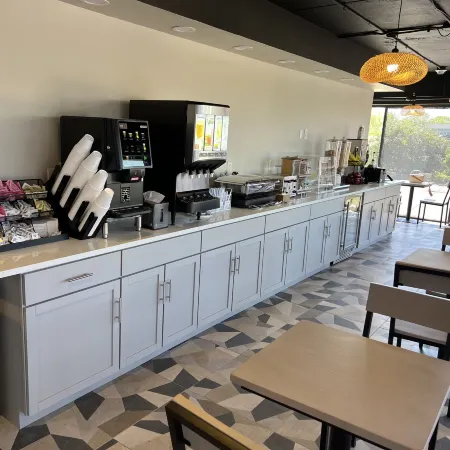 Red Roof Plus+ & Suites Virginia Beach - Seaside Отели рядом с достопримечательностью «Кроатан-Бич»